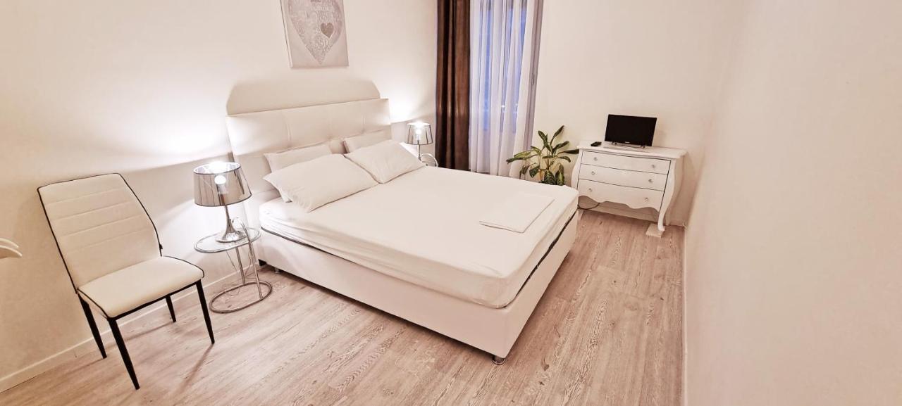 Casa Bianca - 2 Bedroom Design Apartment Trieste Extérieur photo